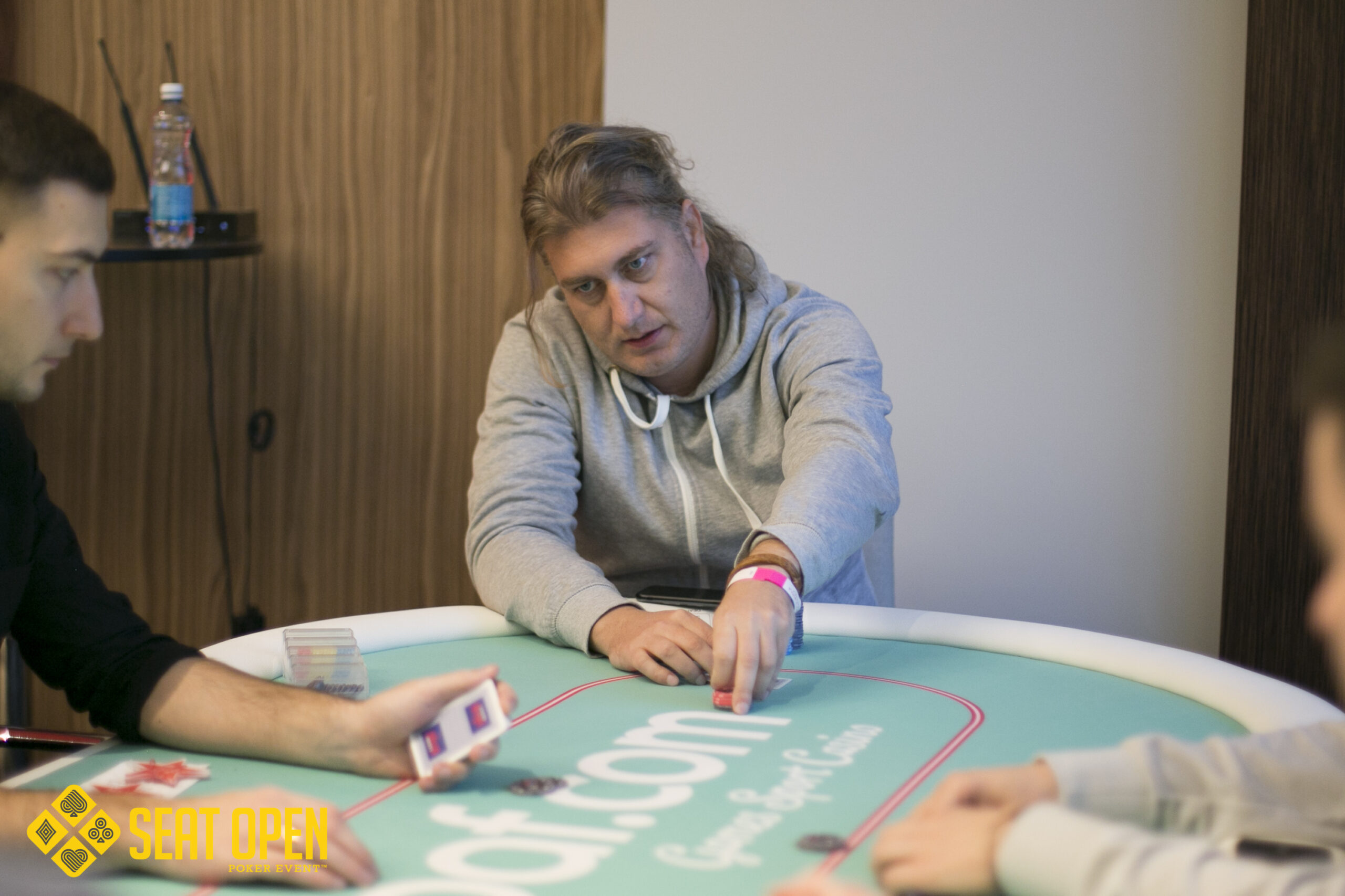 Larsson inleder starkt i Highroller €3000